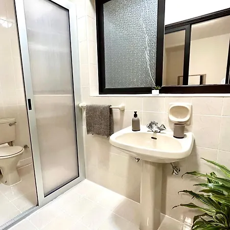 Rum i privatbostad Arzella Xlendi, Premium 2br, Bus Stop & Market Opposite