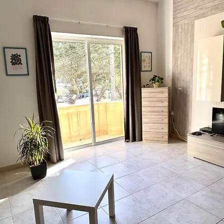 Arzella Xlendi, Premium 2br, Bus Stop & Market Opposite