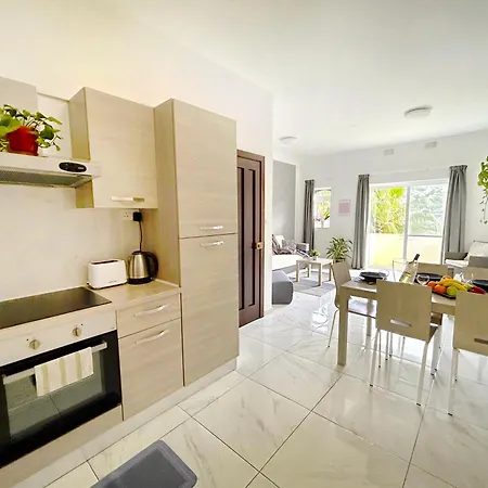 Rum i privatbostad Arzella Xlendi, Premium 2br, Bus Stop & Market Opposite *