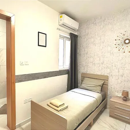 Arzella Xlendi, Premium 2br, Bus Stop & Market Opposite *