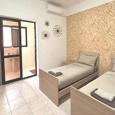 Rum i privatbostad Arzella Xlendi, Premium 2br, Bus Stop & Market Opposite