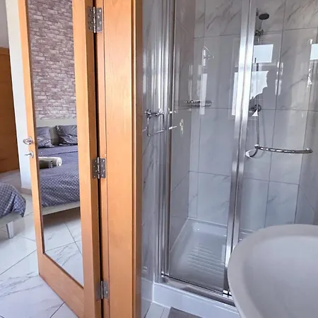 Homestay Arzella Xlendi, Premium 2br, Bus Stop & Market Opposite *