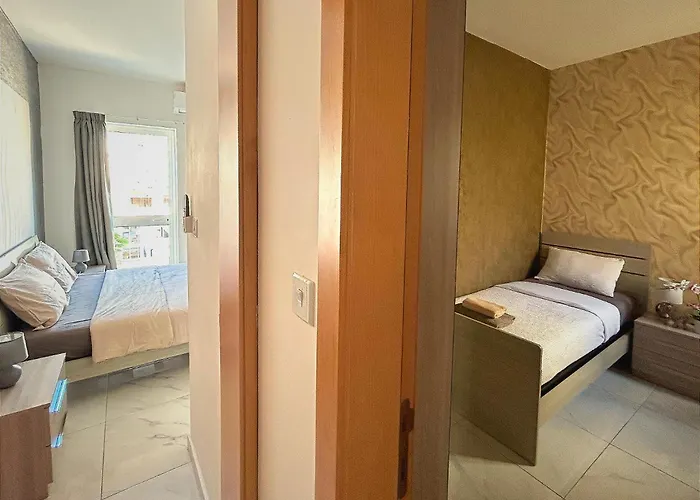 Arzella Xlendi, Premium 2br, Bus Stop & Market Opposite クレンディ