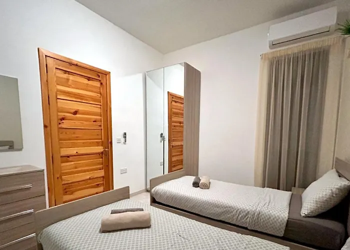 ホームステイ Arzella Xlendi, Premium 2br, Bus Stop & Market Opposite