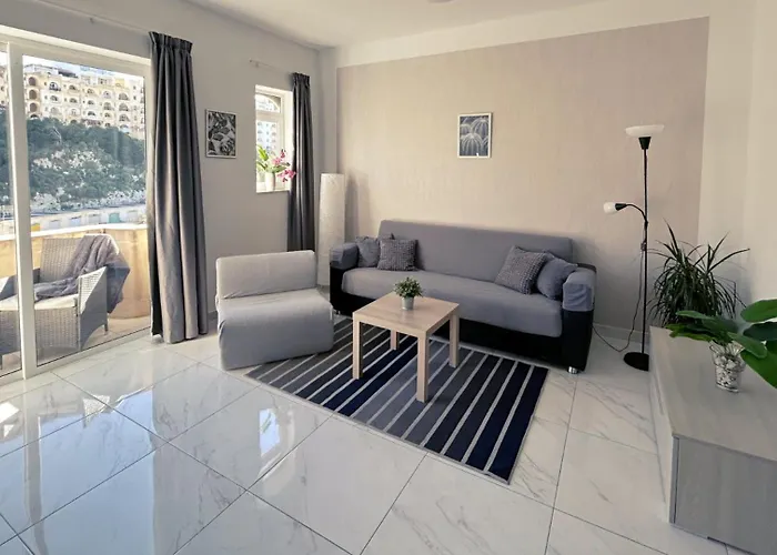 ホームステイ Arzella Xlendi, Premium 2br, Bus Stop & Market Opposite *