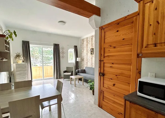 Arzella Xlendi, Premium 2br, Bus Stop & Market Opposite *