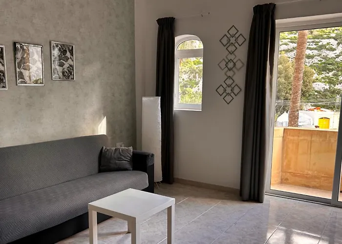Arzella Xlendi, Premium 2br, Bus Stop & Market Opposite
