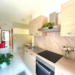 Arzella Xlendi, Premium 2br, Bus Stop & Market Opposite Habitación en casa particular *