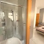 Arzella Xlendi, Premium 2br, Bus Stop & Market Opposite Habitación en casa particular