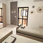 Arzella Xlendi, Premium 2br, Bus Stop & Market Opposite Habitación en casa particular