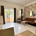 Arzella Xlendi, Premium 2br, Bus Stop & Market Opposite *