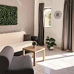 Arzella Xlendi, Premium 2br, Bus Stop & Market Opposite