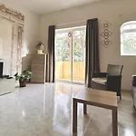 Habitación en casa particular Arzella Xlendi, Premium 2br, Bus Stop & Market Opposite
