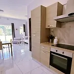 Arzella Xlendi, Premium 2br, Bus Stop & Market Opposite Habitación en casa particular