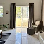 Arzella Xlendi, Premium 2br, Bus Stop & Market Opposite Habitación en casa particular