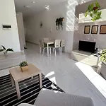 Arzella Xlendi, Premium 2br, Bus Stop & Market Opposite *