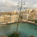Arzella Xlendi, Premium 2br, Bus Stop & Market Opposite *