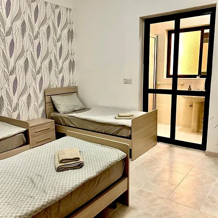 Arzella - Spacious Two Bedroom Homestay *