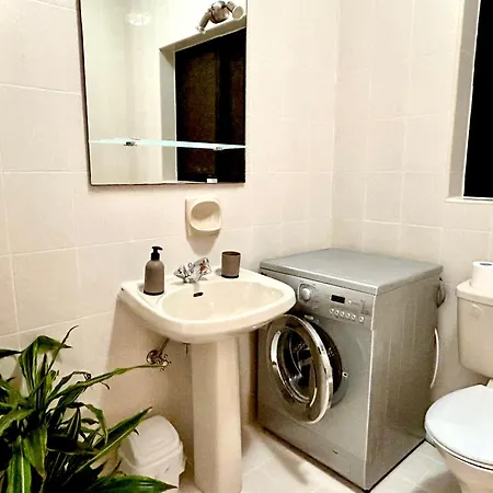Arzella - Spacious Two Bedroom Homestay