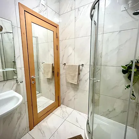 Arzella - Spacious Two Bedroom *
