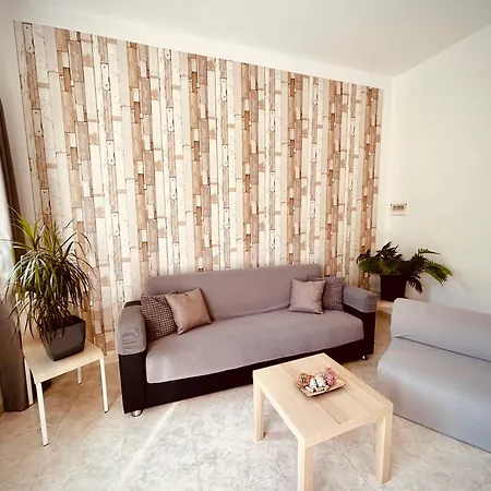 Arzella - Spacious Two Bedroom *