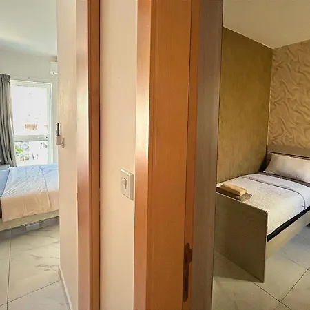 Arzella Xlendi, Premium 2br, Bus Stop & Market Opposite クレンディ