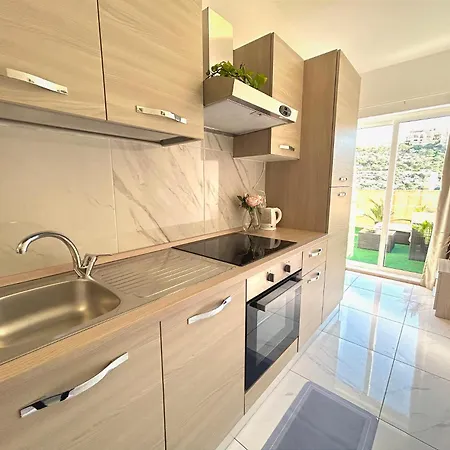 Arzella Xlendi, Premium 2br, Bus Stop & Market Opposite クレンディ