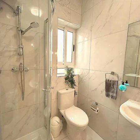 Homestay Arzella - Spacious Two Bedroom *