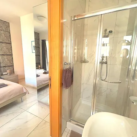 Arzella - Spacious Two Bedroom Homestay