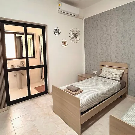 Ubytování v soukromí Arzella Xlendi, Premium 2br, Bus Stop & Market Opposite *