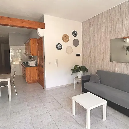 Arzella - Spacious Two Bedroom Homestay Xlendi