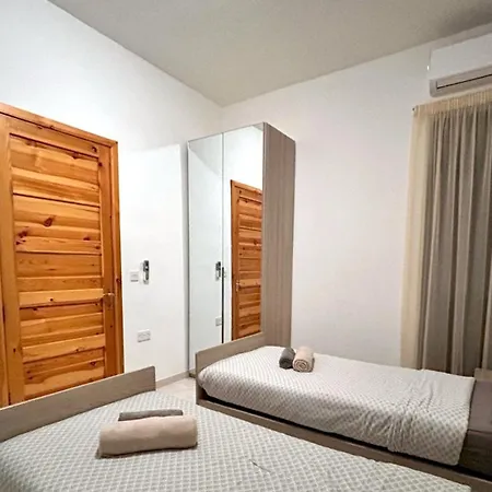 Проживание в семье Arzella Xlendi, Premium 2br, Bus Stop & Market Opposite