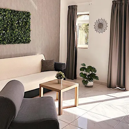 Arzella Xlendi, Premium 2br, Bus Stop & Market Opposite