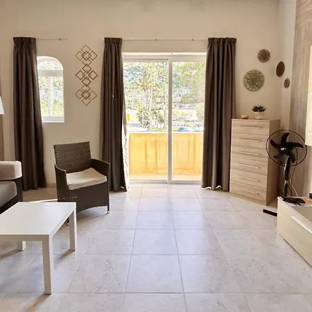 Arzella Xlendi, Premium 2br, Bus Stop & Market Opposite *