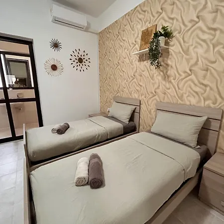 Arzella Xlendi, Premium 2br, Bus Stop & Market Opposite Habitación en casa particular *