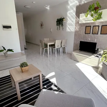 Arzella Xlendi, Premium 2br, Bus Stop & Market Opposite *