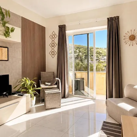 Arzella Xlendi, Premium 2br, Bus Stop & Market Opposite