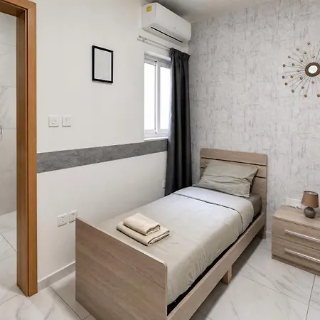 Arzella Xlendi, Premium 2br, Bus Stop & Market Opposite منزل للإقامة