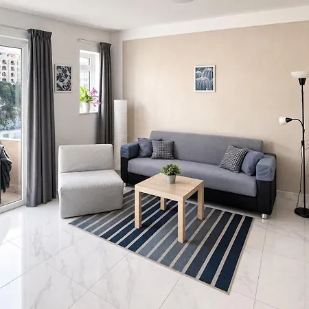 Arzella Xlendi, Premium 2br, Bus Stop & Market Opposite *