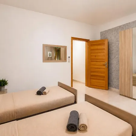 Arzella Xlendi, Premium 2br, Bus Stop & Market Opposite Habitación en casa particular *