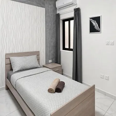Arzella Xlendi, Premium 2br, Bus Stop & Market Opposite