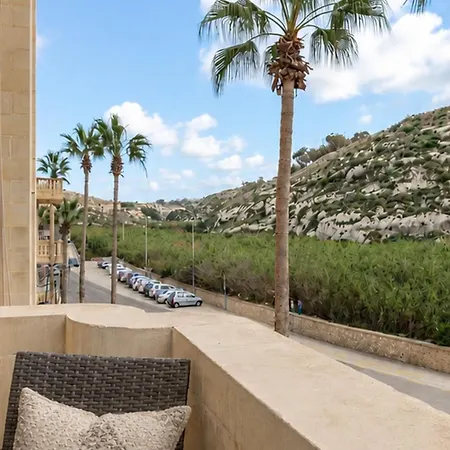 Arzella Xlendi, Premium 2br, Bus Stop & Market Opposite منزل للإقامة
