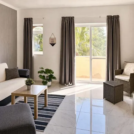 Arzella Xlendi, Premium 2br, Bus Stop & Market Opposite *