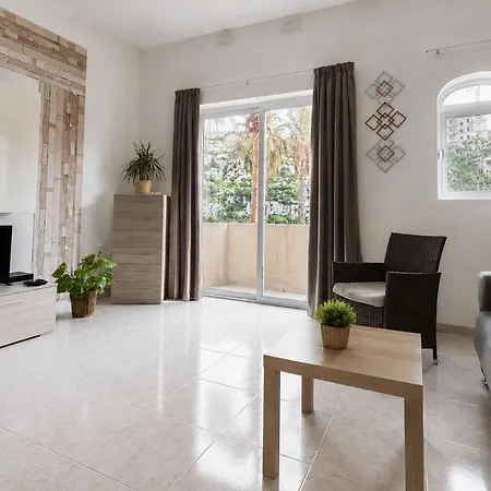 Arzella Xlendi, Premium 2br, Bus Stop & Market Opposite Habitación en casa particular Xlendi