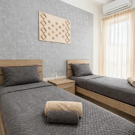 Arzella Xlendi, Premium 2br, Bus Stop & Market Opposite *