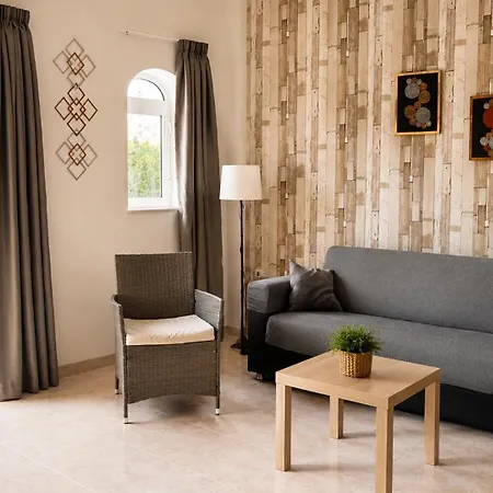 Arzella Xlendi, Premium 2br, Bus Stop & Market Opposite منزل للإقامة