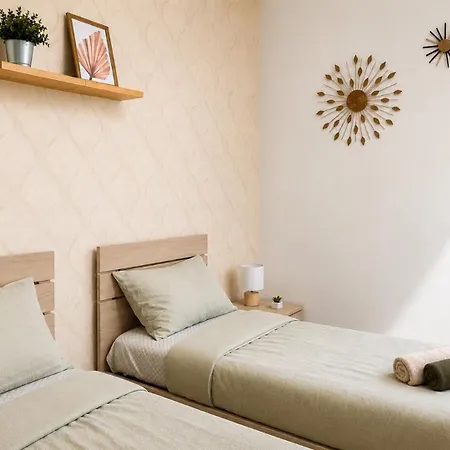 Arzella Xlendi, Premium 2br, Bus Stop & Market Opposite منزل للإقامة *