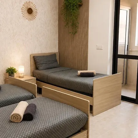 Arzella Xlendi, Premium 2br, Bus Stop & Market Opposite *