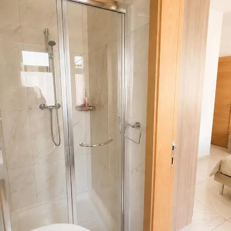 Arzella Xlendi, Premium 2br, Bus Stop & Market Opposite *