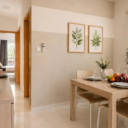 Arzella Xlendi, Premium 2br, Bus Stop & Market Opposite Habitación en casa particular *